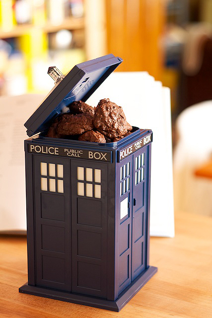 http://themessybaker.com/wp-content/uploads/2011/05/TARDIS-Cookie-Jar-Tall.jpg